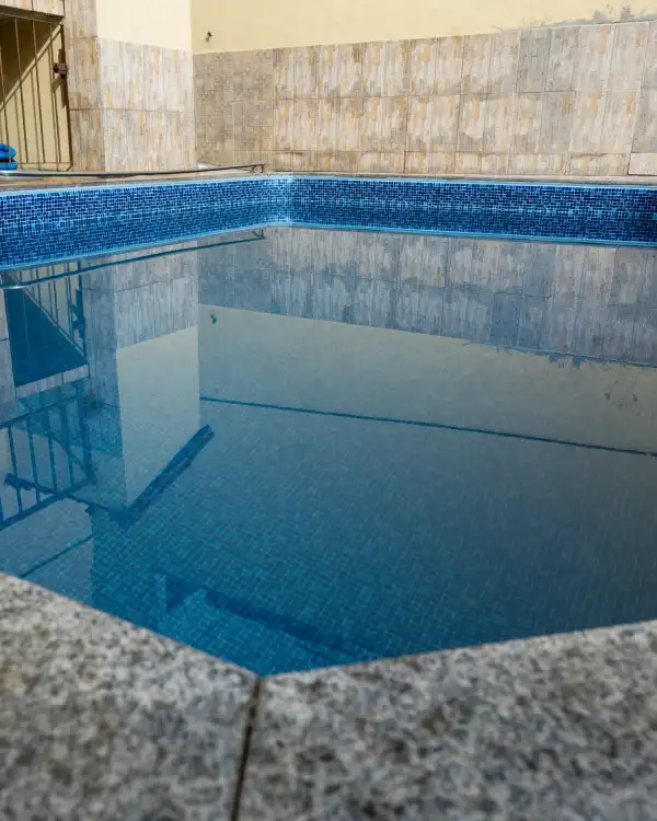 Área de lazer com piscina aquecida e mesa de sinuca da Vliv Coworking em Belo Horizonte