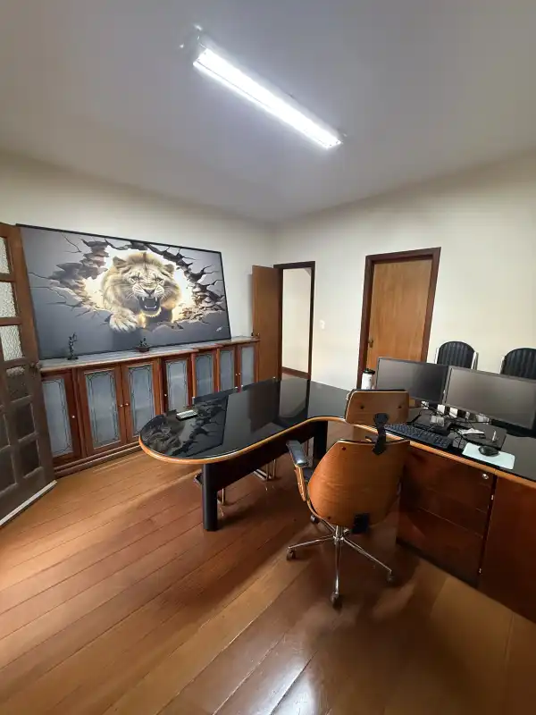 Sala de diretoria da Vliv Coworking em Belo Horizonte para reuniões executivas